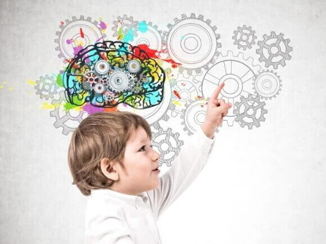 Menino pequeno apontando para cima, com expressão curiosa, ao lado de uma ilustração de cérebro colorido e engrenagens Menino pequeno apontando para cima, com expressão curiosa, ao lado de uma ilustração de cérebro colorido e engrenagens
