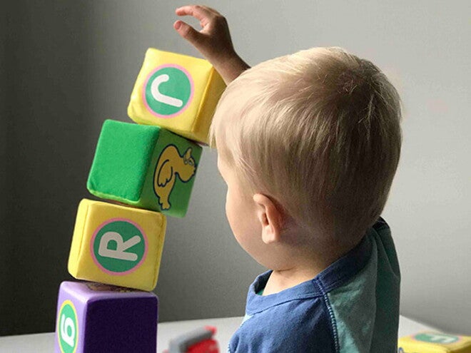 Bebê brincando com bolha de sabão, por Nestlé Baby & Me