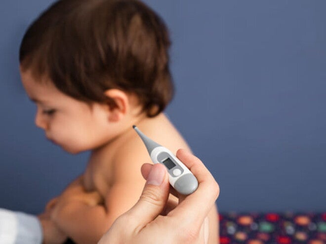imagem de um médico aferindo a temperatura de um bebê imagem de um médico aferindo a temperatura de um bebê