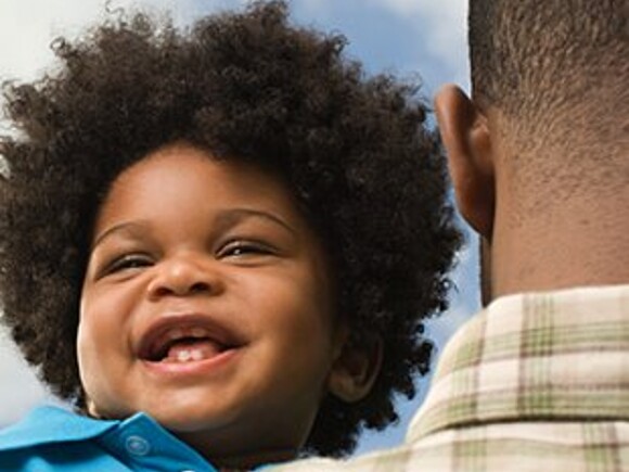 Bebê sorrindo no colo do pai, por Nestlé Baby & Me