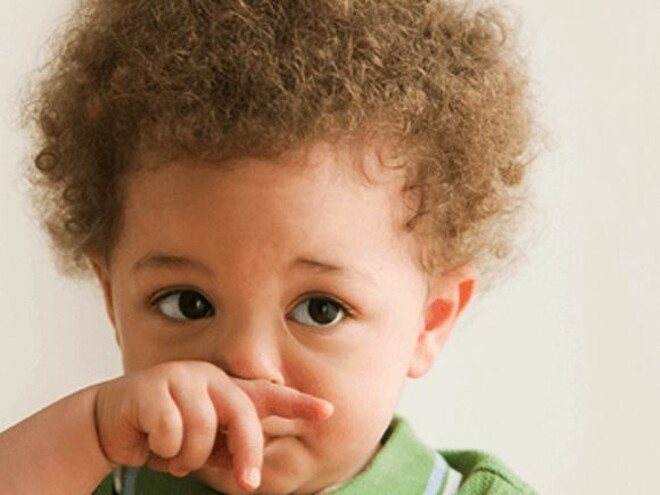 Criança triste sem a mãe por perto, por Nestlé Baby & Me Criança triste sem a mãe por perto, por Nestlé Baby & Me