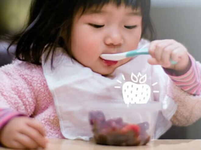 Filha comendo na colherzinha, por Nestlé Baby & Me Filha comendo na colherzinha, por Nestlé Baby & Me