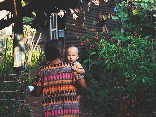 criança com a mãe no jardim 