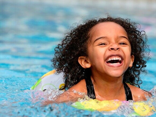 Criança na piscina Criança na piscina