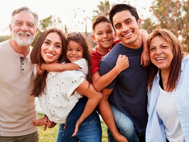 criança em família