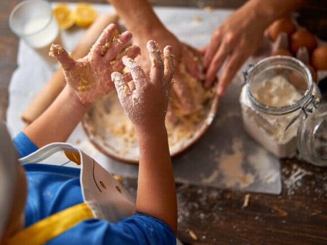 crianças com as mãos sujas de farinha e ovo crianças com as mãos sujas de farinha e ovo