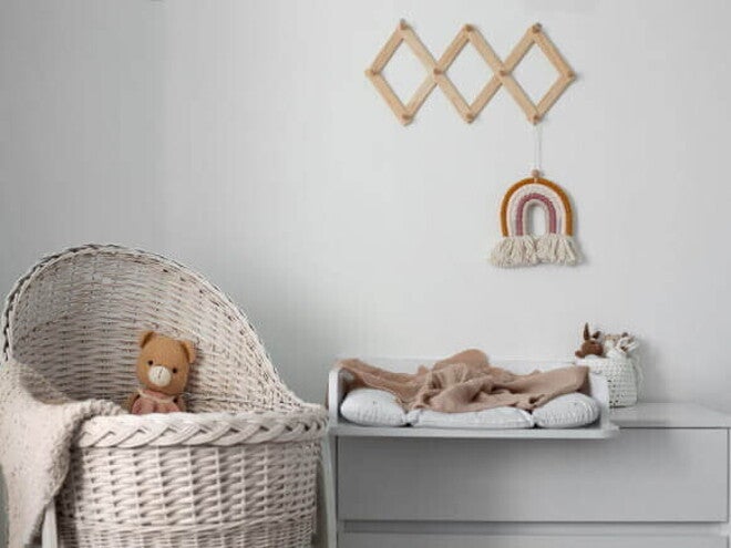 Quarto infantil com um berço ao lado de uma mesa em tons neutros. Quarto infantil com um berço ao lado de uma mesa em tons neutros.