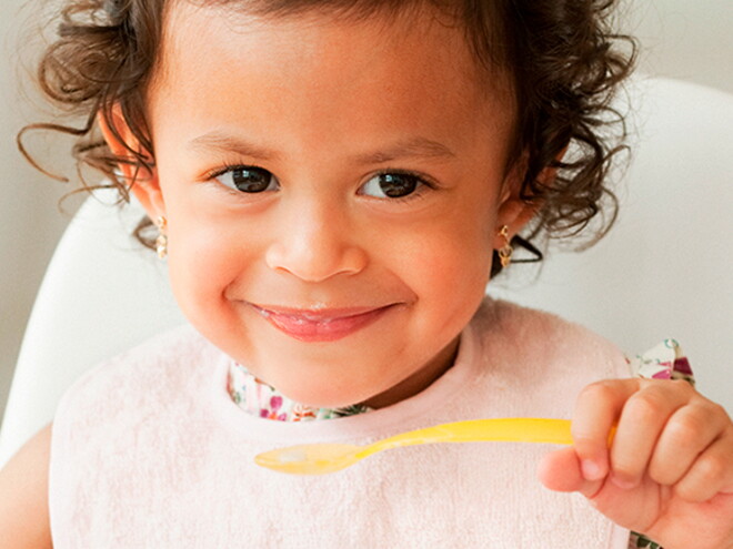 Criança comendo sozinha o papa, por Nestlé Baby & Me