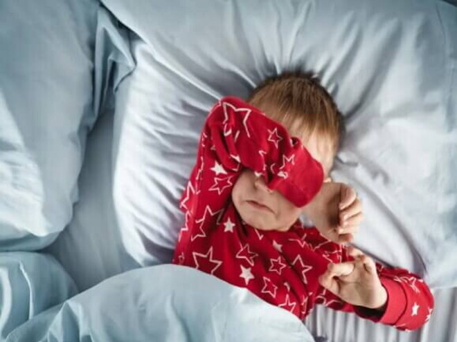Uma criança com dificuldade para dormir, um dos sintomas dos distúrbios do sono infantil. Uma criança com dificuldade para dormir, um dos sintomas dos distúrbios do sono infantil.