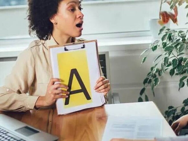 fonoaudiologia infantil Foto que representa uma consulta na fonoaudióloga