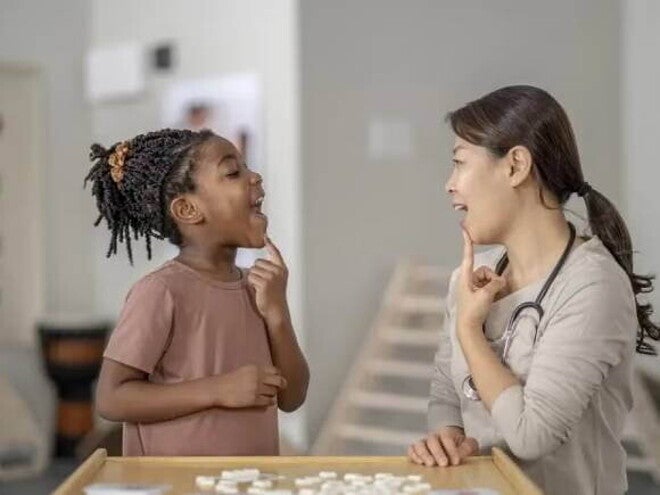 gagueira infantil criança e mulher adulta fazem exercícios de voz em ambiente de escritório médico