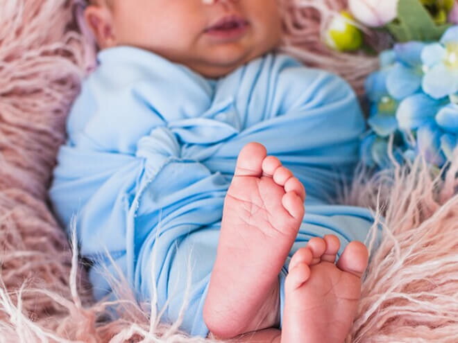 Ensaio fotográfico de bebê recém nascido deitado usando roupa azul claro. Ensaio fotográfico de bebê recém nascido deitado usando roupa azul claro.