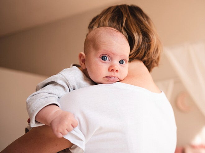 Regurgitação em bebês: compreendendo, prevenindo e lidando com as golfadas 