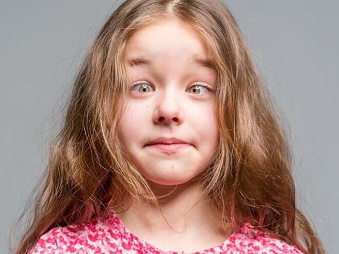 Imagem de menina com estrabismo.