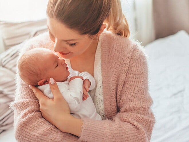 mãe com bebê recém nascido 