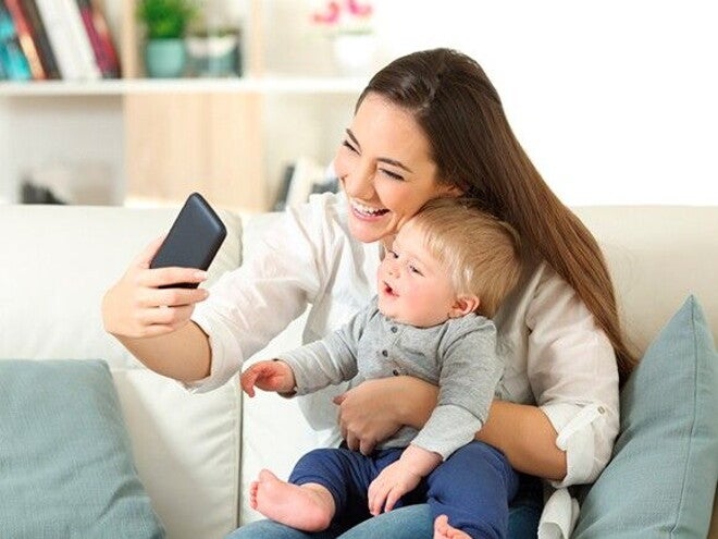 babê fazendo videochamada com a mãe