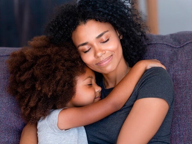 mãe e filho se abraçando mãe e filho se abraçando