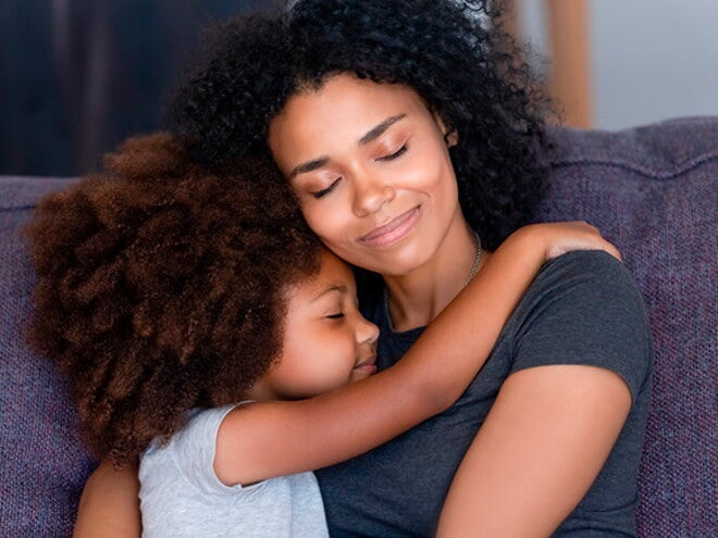 mãe e filho se abraçando