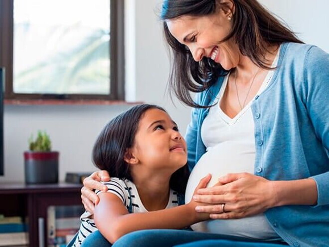 mãe grávida e com filho pequeno 