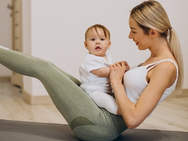 Mãe e filho em posturas de ioga em um tapete, promovendo bem-estar e conexão. Mãe e filho em posturas de ioga em um tapete, promovendo bem-estar e conexão.