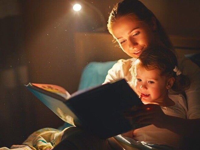 mae_lendo_livro_para_o_filho_antes_de_dormir