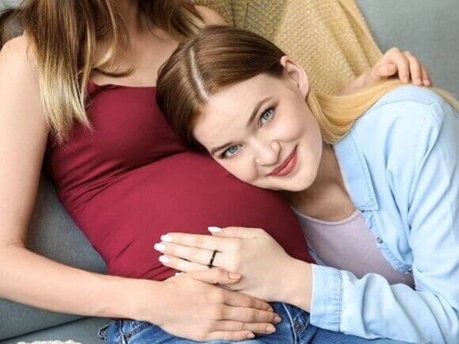 Duas mulheres, uma grávida, representando o amor e a possibilidade de maternidade para casais homoafetivos através do método ROPA. Duas mulheres, uma grávida, representando o amor e a possibilidade de maternidade para casais homoafetivos através do método ROPA.