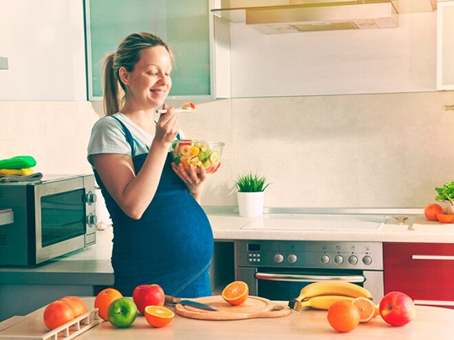 mulher_gravida_comendo_salada