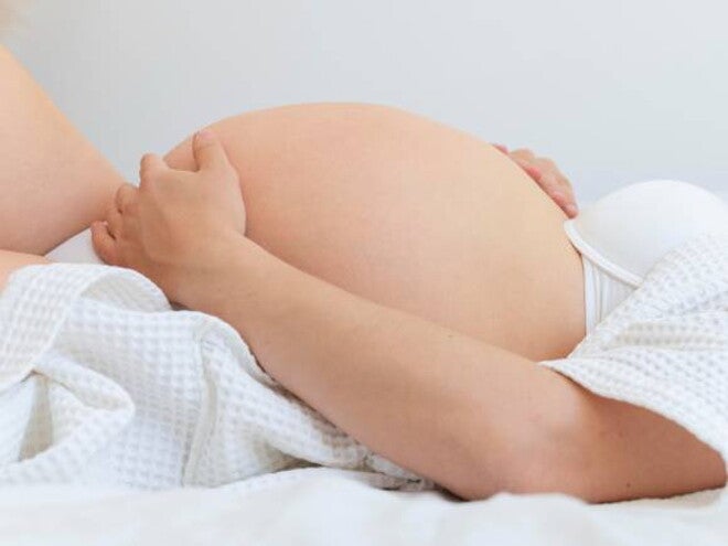 mulher gravida deitada na cama mulher gravida deitada na cama
