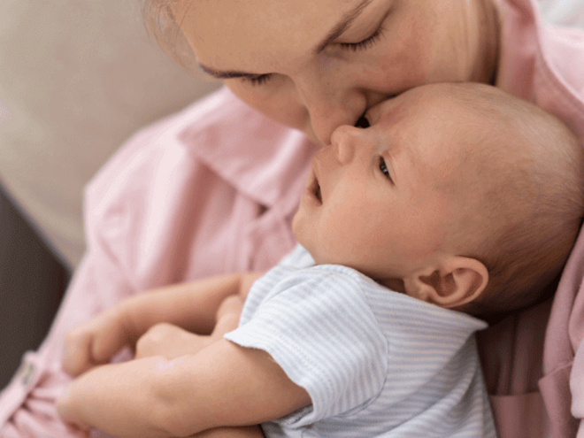 Mãe segurando no colo bebê recém nascido e beijando sua testa. Mãe segurando no colo bebê recém nascido e beijando sua testa.