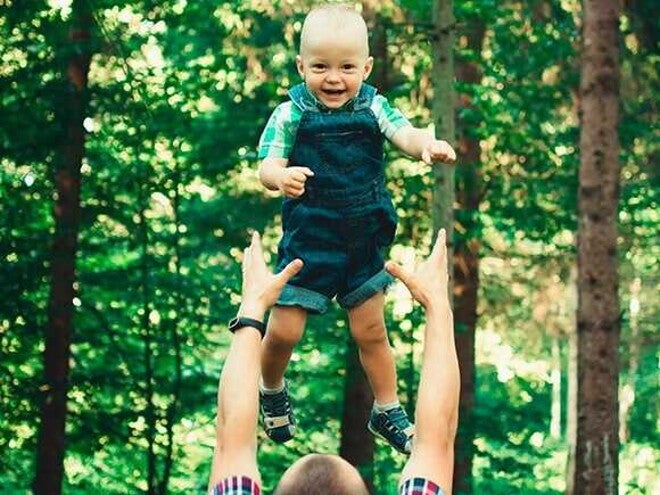 criança brincando com o pai na natureza criança brincando com o pai na natureza