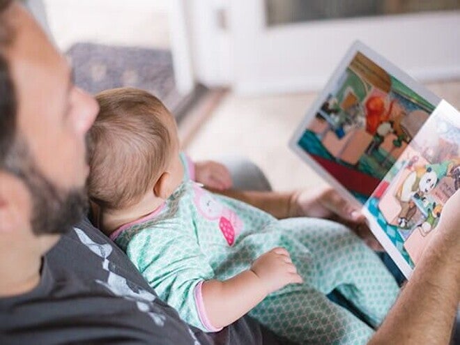 pai e filho lendo livro 