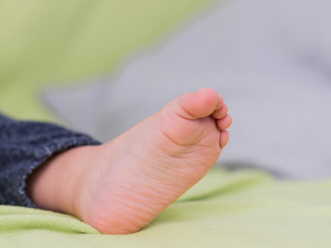 pé descalço de um bebê pé descalço de um bebê