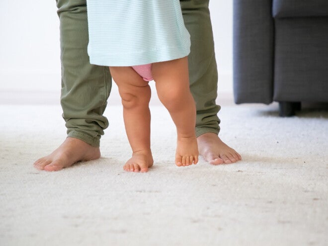 pés de um bebê e de um adulto