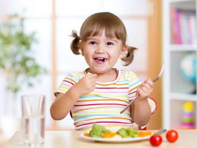 Criança feliz se alimentando saudável Criança feliz se alimentando saudável