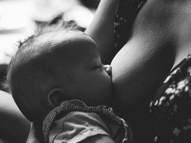 Tenho rachaduras, posso continuar amamentando meu bebê? Tenho rachaduras, posso continuar amamentando meu bebê?