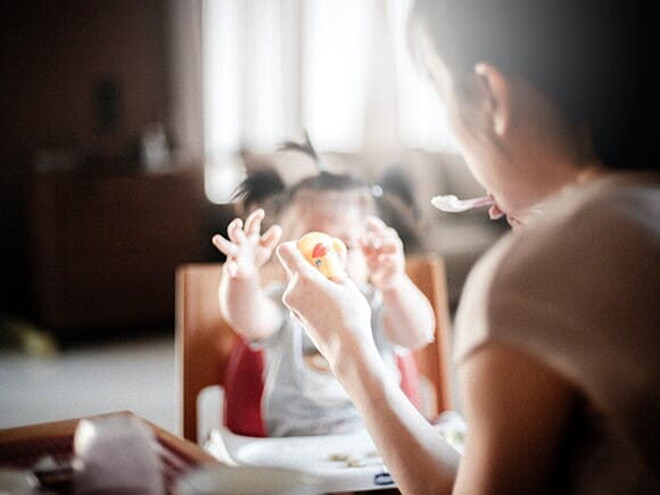 Seu bebê está pronto para comer sozinho?