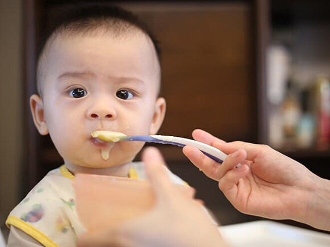 Mantenha-se alerta aos sinais de alergia durante a alimentação complementar