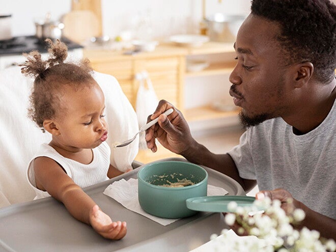 Sintomas de intolerância ao glúten em bebês: saiba como identificar Foto de pai alimentando