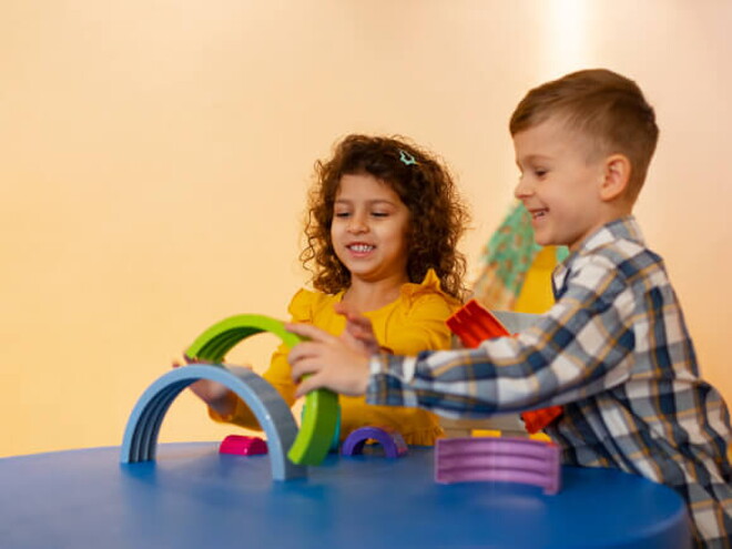 um menino e uma menina brincando com brinquedos pedagógicos um menino e uma menina brincando com brinquedos pedagógicos