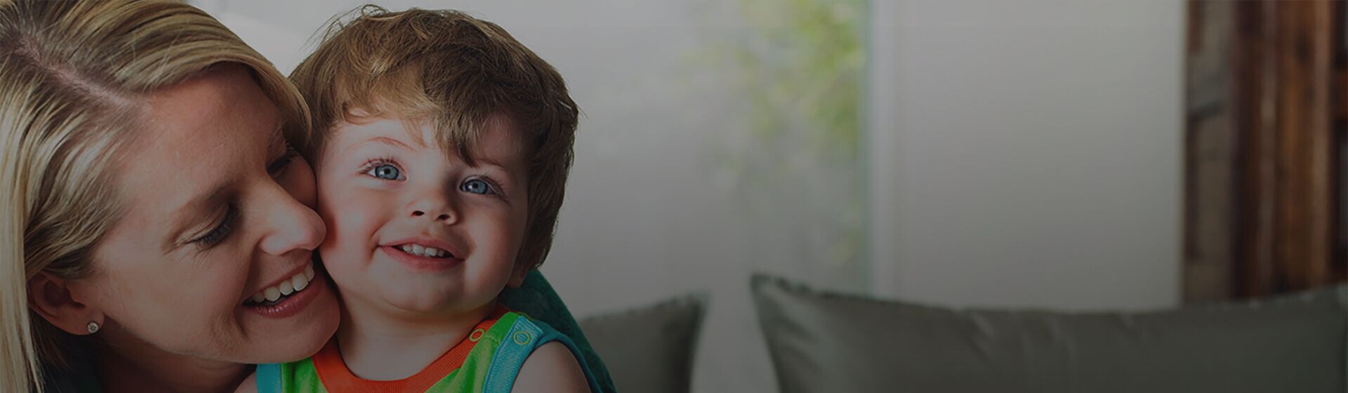 Mãe e seu filho sorridentes