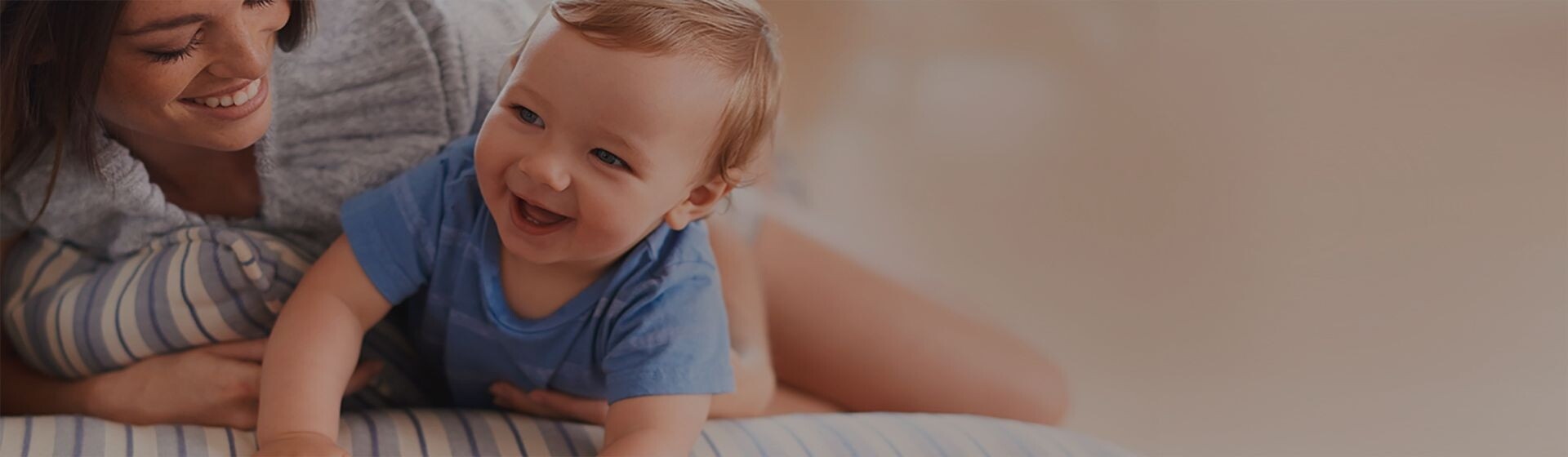 Mãe e seu filho sorridentes