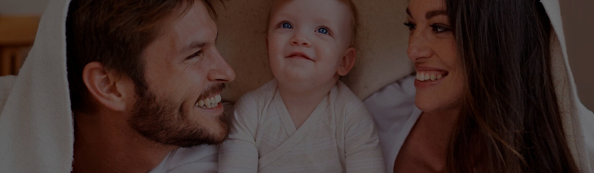 imagem de bebê entre homem e mulher, os pais, para representar tabela de crescimento do bebê imagem de bebê entre homem e mulher, os pais, para representar tabela de crescimento do bebê