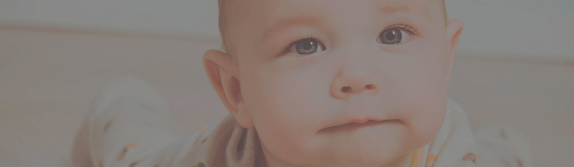 imagem de bebê com olhos claros para falar sobre calculadora de cor de olhos do bebê e evolução da cor de olhos do bebê imagem de bebê com olhos claros para falar sobre calculadora de cor de olhos do bebê e evolução da cor de olhos do bebê