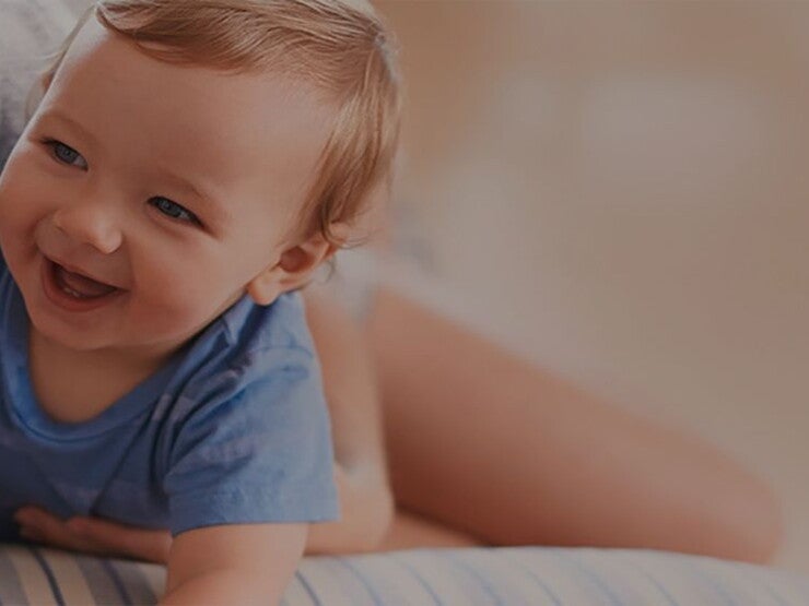 6 a 8 meses Mãe e seu filho sorridentes