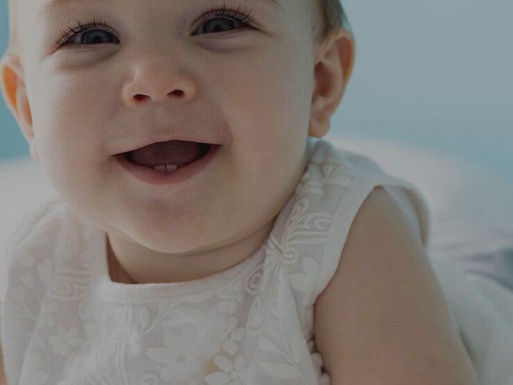 9 a 12 meses Bebê sorridente