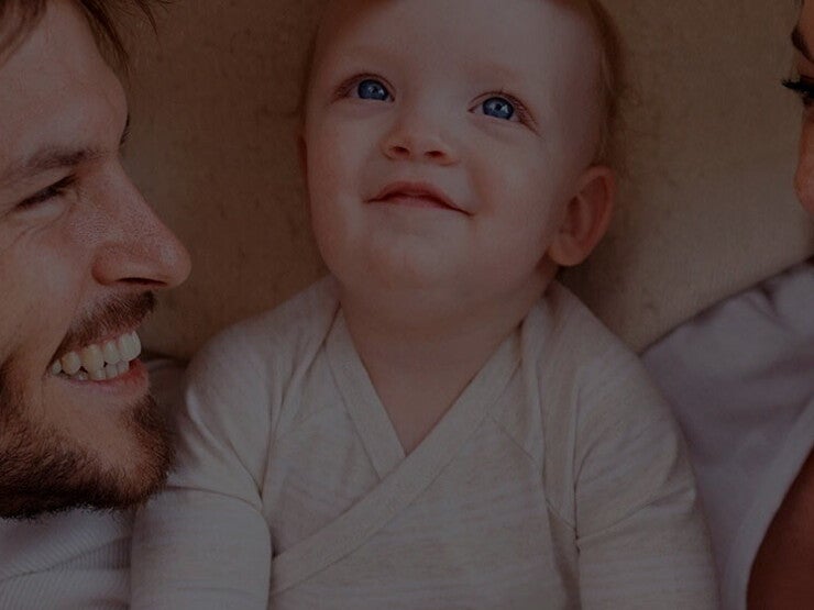 imagem de bebê entre homem e mulher, os pais, para representar tabela de crescimento do bebê imagem de bebê entre homem e mulher, os pais, para representar tabela de crescimento do bebê