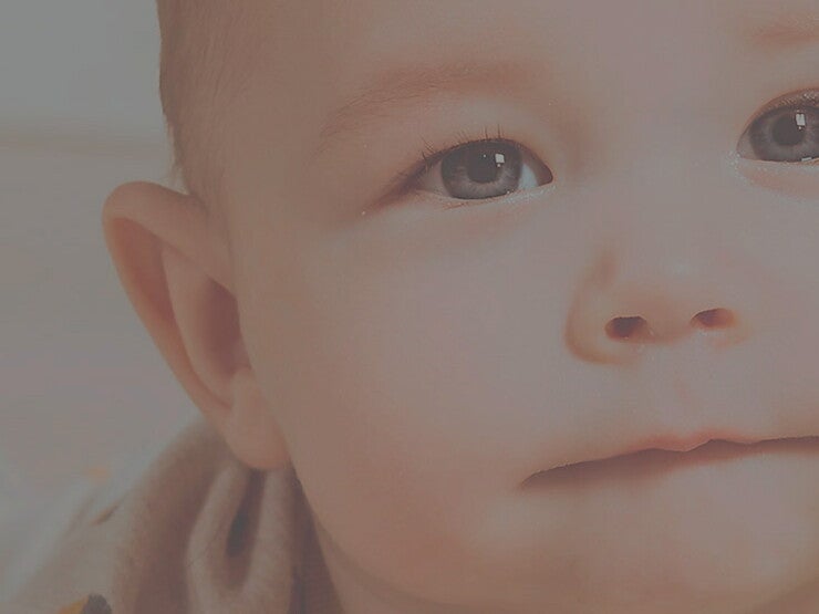imagem de bebê com olhos claros para falar sobre calculadora de cor de olhos do bebê e evolução da cor de olhos do bebê imagem de bebê com olhos claros para falar sobre calculadora de cor de olhos do bebê e evolução da cor de olhos do bebê