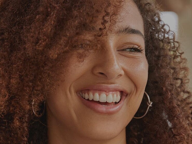 Quando eu ficarei fértil? Mulher sorridente