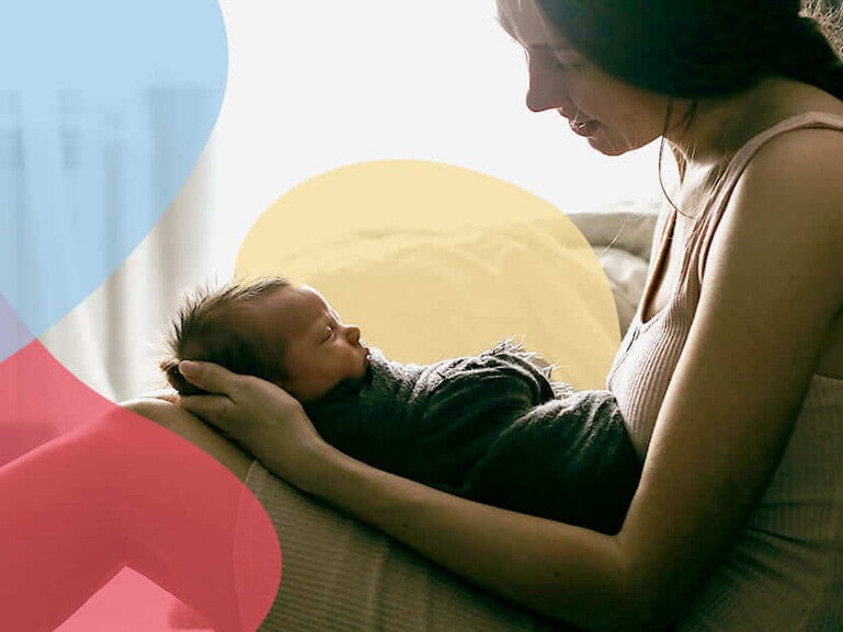 Imagem ilustrativa com bebê dormindo e mãe, promovendo conteúdo sobre cuidados com o bebê