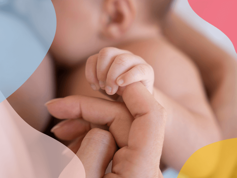 Imagem de uma mãe segurando os dedinhos de seu bebê